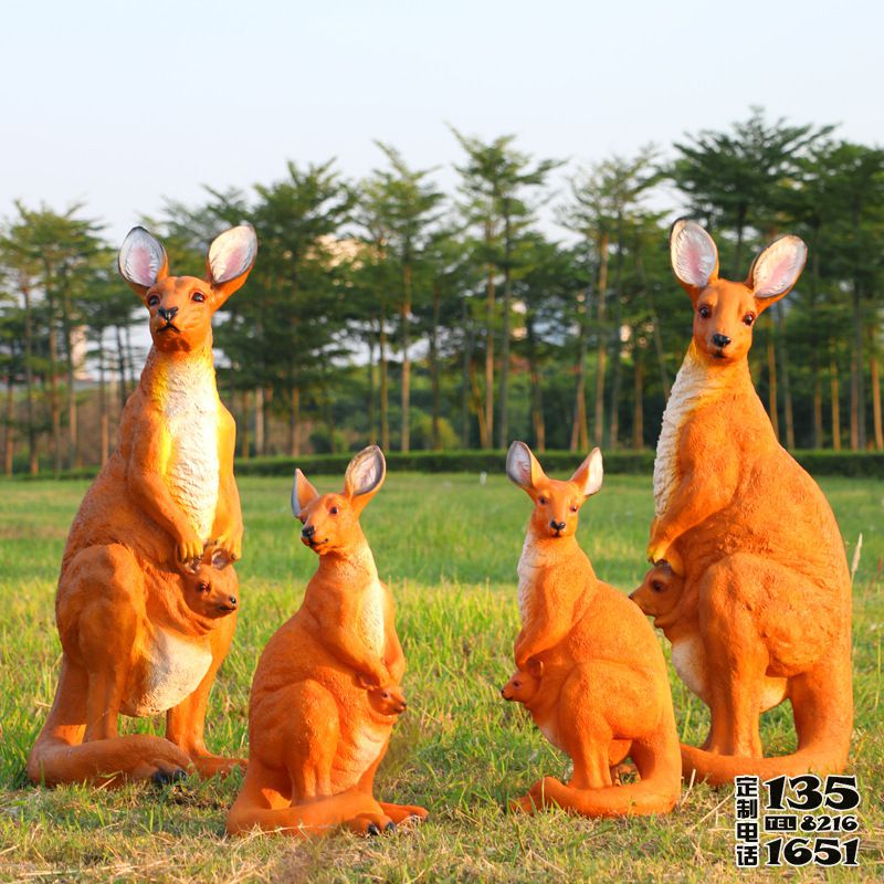 公園草坪站立四只玻璃鋼彩繪袋鼠雕塑 公園草坪站立四只玻璃鋼彩繪袋鼠雕塑