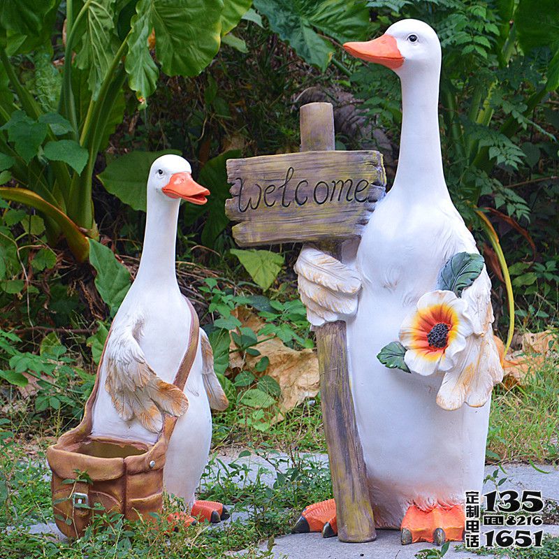 公園路邊擺放的創意玻璃鋼卡通鴨子雕塑 公園路邊擺放的創意玻璃鋼卡通鴨子雕塑