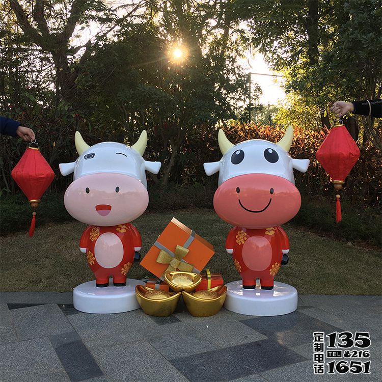 戶外公園兩只玻璃鋼可愛卡通的牛雕塑 戶外公園兩只玻璃鋼可愛卡通的牛雕塑