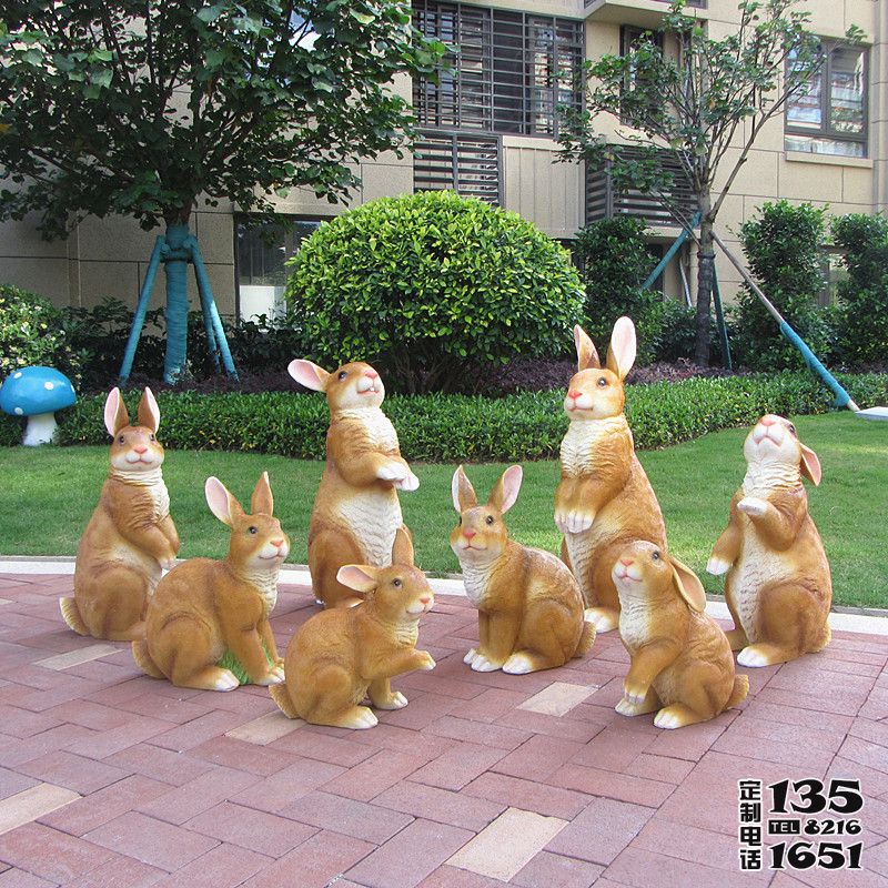 小區路邊一群可愛的玻璃鋼仿真兔子雕塑 小區路邊一群可愛的玻璃鋼仿真兔子雕塑