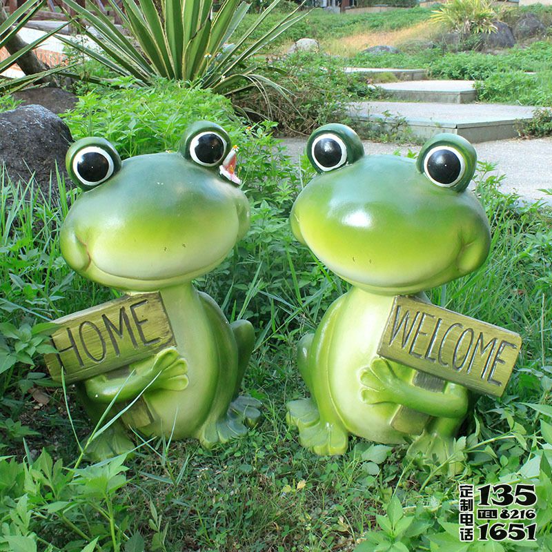 室內兩只綠色玻璃鋼卡通青蛙雕塑 室內兩只綠色玻璃鋼卡通青蛙雕塑