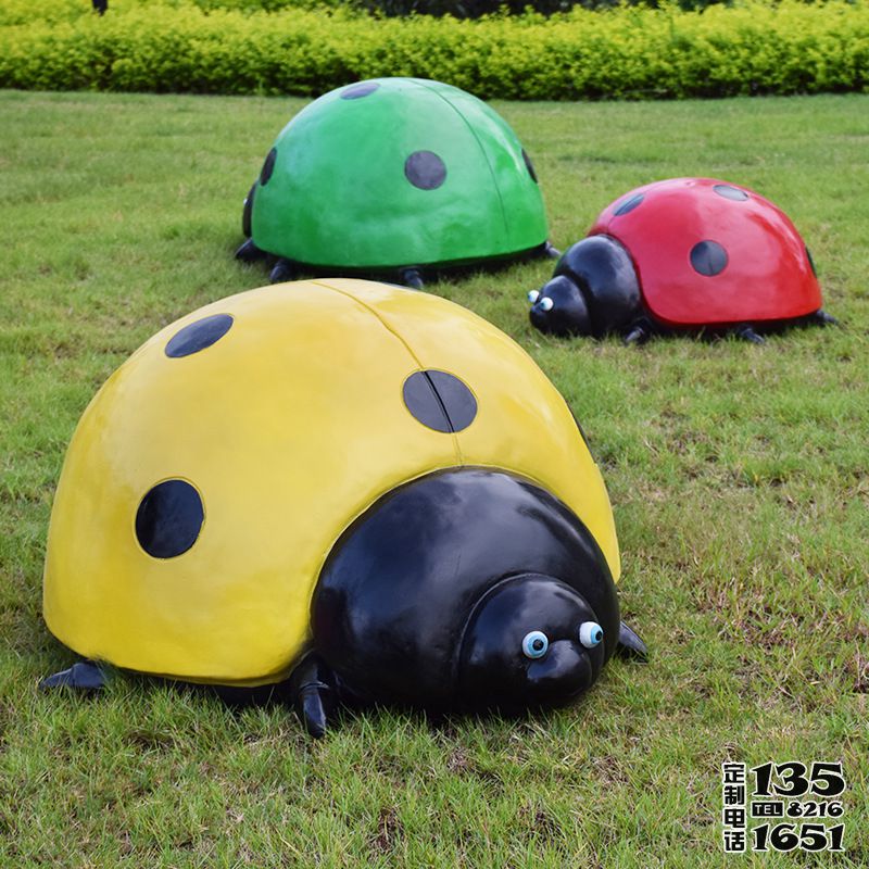 草地上擺放的三只不同顏色的玻璃鋼彩繪七星瓢蟲雕塑 草地上擺放的三只不同顏色的玻璃鋼彩繪七星瓢蟲雕塑