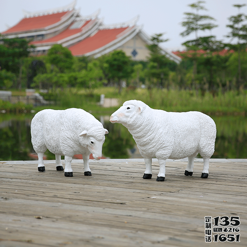 湖邊擺放的兩只玻璃鋼仿真綿羊雕塑 湖邊擺放的兩只玻璃鋼仿真綿羊雕塑