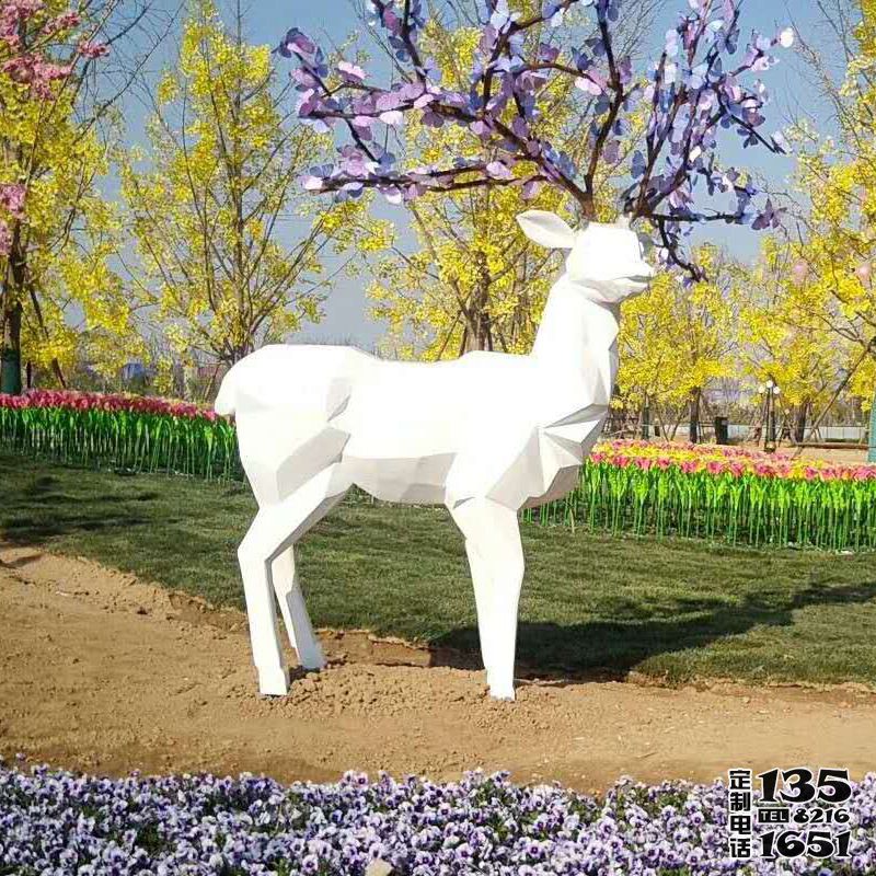 戶外景區玻璃鋼幾何白色梅花鹿雕塑 戶外景區玻璃鋼幾何白色梅花鹿雕塑