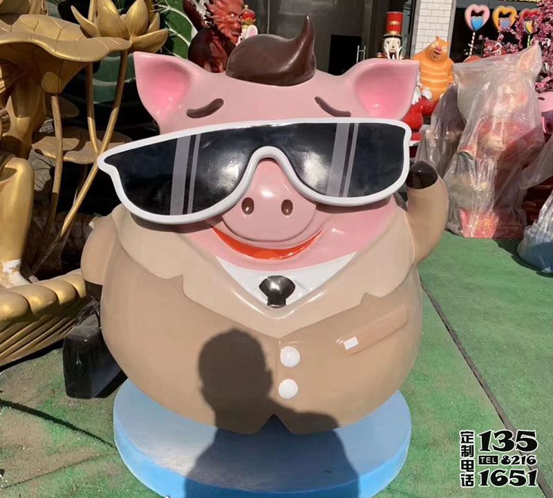 商場擺放一只創意戴墨鏡的玻璃鋼卡通豬雕塑 商場擺放一只創意戴墨鏡的玻璃鋼卡通豬雕塑