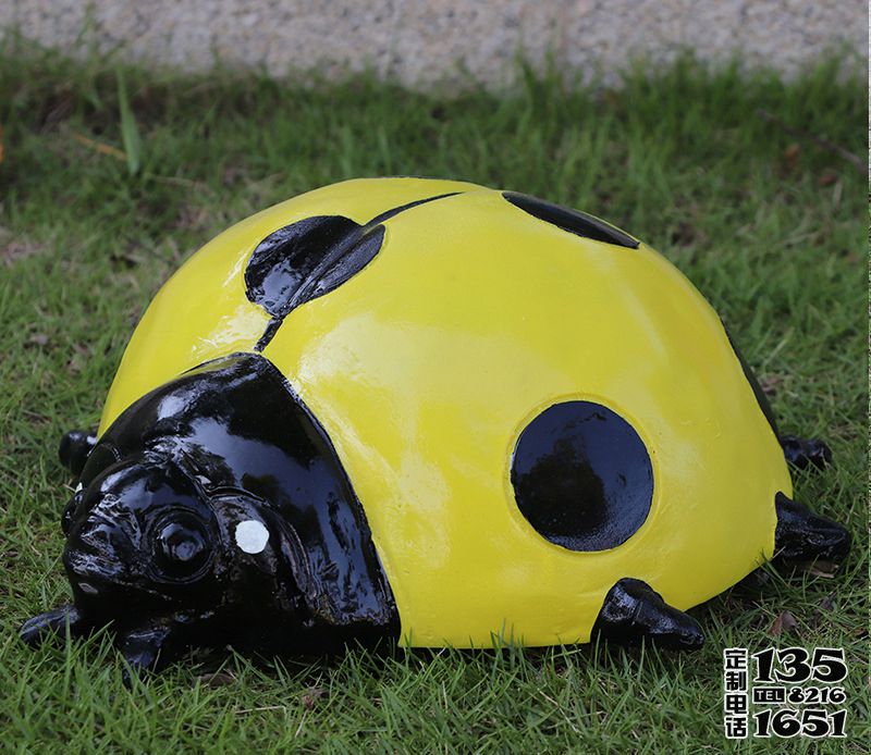 草地上擺放的大號黃色玻璃鋼卡通七星瓢蟲雕塑 草地上擺放的大號黃色玻璃鋼卡通七星瓢蟲雕塑