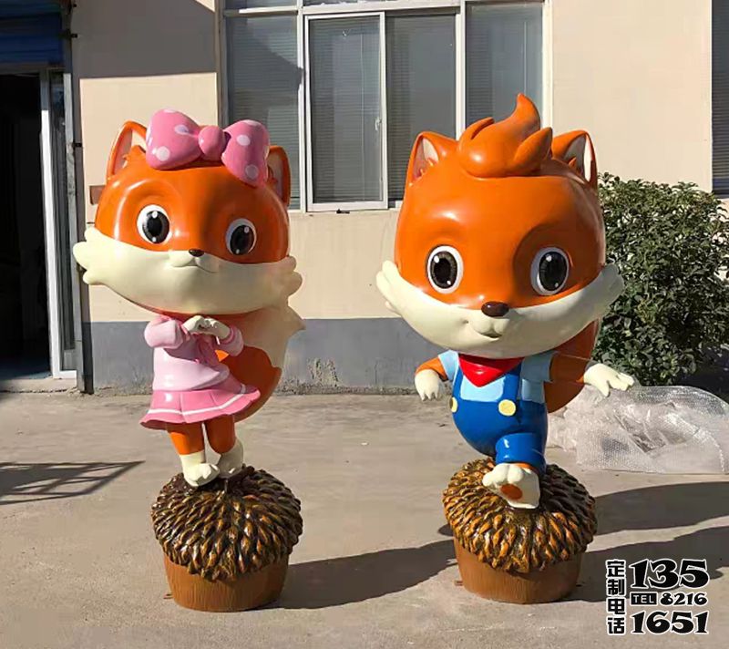 幼兒園兩只站在松子上的卡通玻璃鋼松鼠雕塑 幼兒園兩只站在松子上的卡通玻璃鋼松鼠雕塑