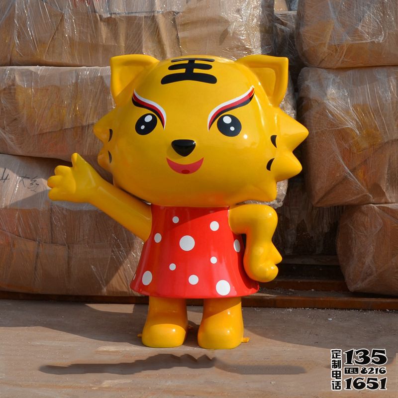 公園里擺放的揮手的玻璃鋼卡通小老虎雕塑 公園里擺放的揮手的玻璃鋼卡通小老虎雕塑
