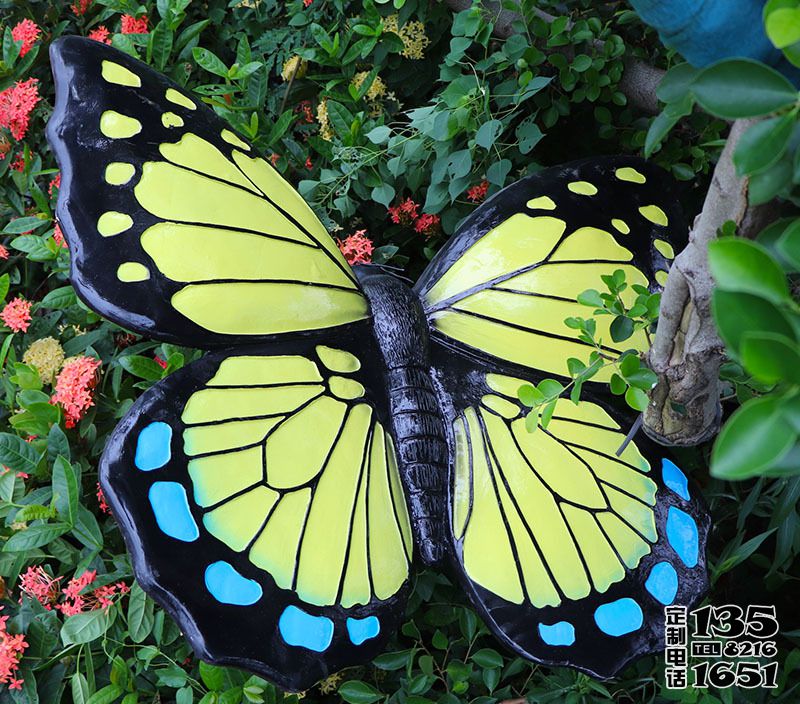 公園花叢中的玻璃鋼彩繪卡通蝴蝶雕塑 公園花叢中的玻璃鋼彩繪卡通蝴蝶雕塑
