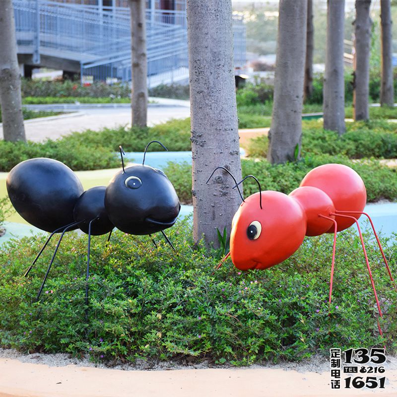 公園草叢里玻璃鋼彩繪螞蟻雕塑 公園草叢里玻璃鋼彩繪螞蟻雕塑