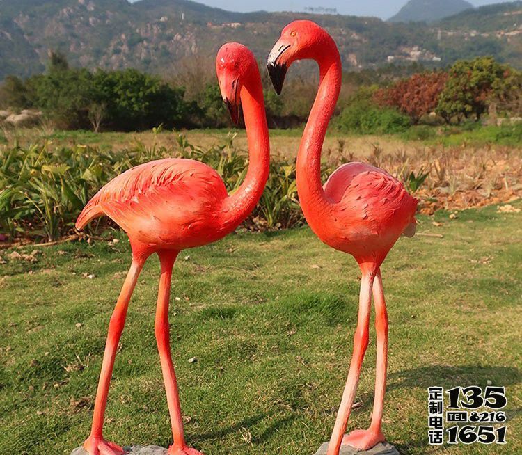 海邊擺放兩只站立的玻璃鋼火烈鳥雕塑 海邊擺放兩只站立的玻璃鋼火烈鳥雕塑
