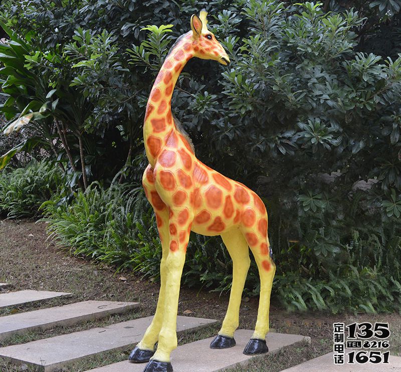 玻璃鋼彩繪公園回頭的長頸鹿雕塑 玻璃鋼彩繪公園回頭的長頸鹿雕塑