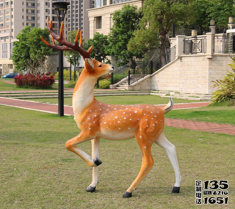戶外草坪玻璃鋼仿真扭頭的梅花鹿雕塑 戶外草坪玻璃鋼仿真扭頭的梅花鹿雕塑