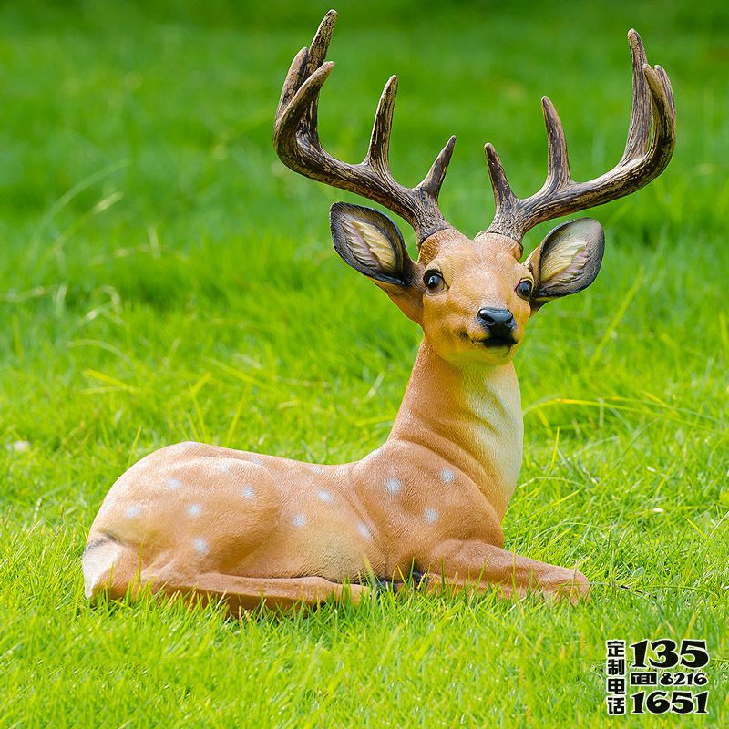 公園玻璃鋼彩繪草坪里臥著的公鹿梅花鹿雕塑 公園玻璃鋼彩繪草坪里臥著的公鹿梅花鹿雕塑