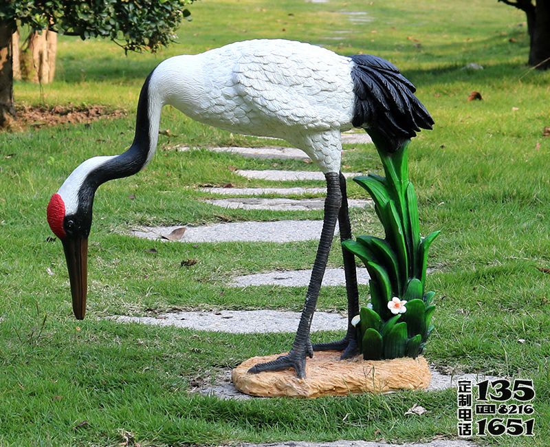 玻璃鋼彩繪仿真戶外街道低頭覓食的仙鶴雕塑 玻璃鋼彩繪仿真戶外街道低頭覓食的仙鶴雕塑