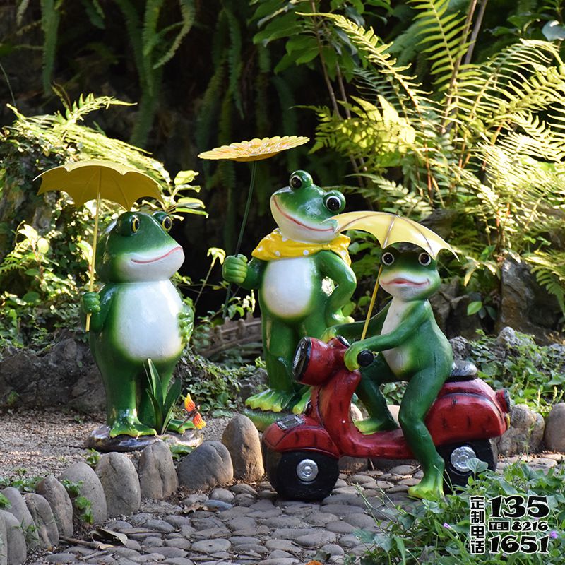 池塘邊三只站立的玻璃鋼卡通青蛙雕塑 池塘邊三只站立的玻璃鋼卡通青蛙雕塑