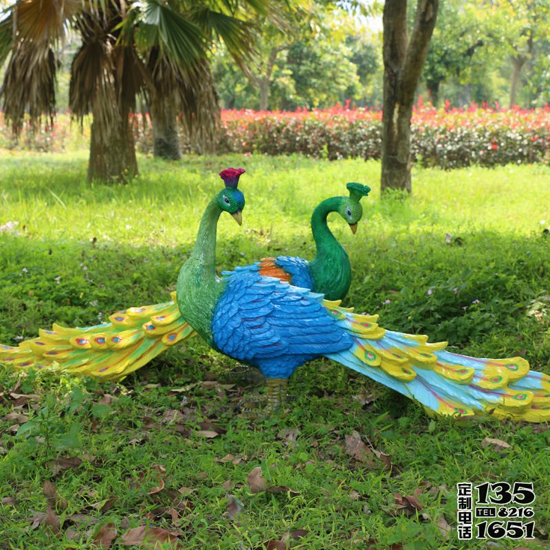 公園草坪兩只相對的玻璃鋼彩繪孔雀雕塑 公園草坪兩只相對的玻璃鋼彩繪孔雀雕塑