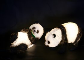玻璃鋼發(fā)光熊貓雕塑 玻璃鋼發(fā)光熊貓雕塑