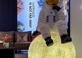 玻璃鋼發(fā)光球宇航員雕塑 玻璃鋼發(fā)光球宇航員雕塑